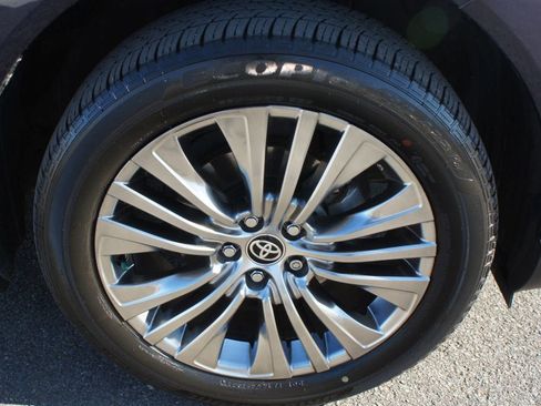 Used 2021 Toyota Venza Limited w/ Advanced Technology Package image 27