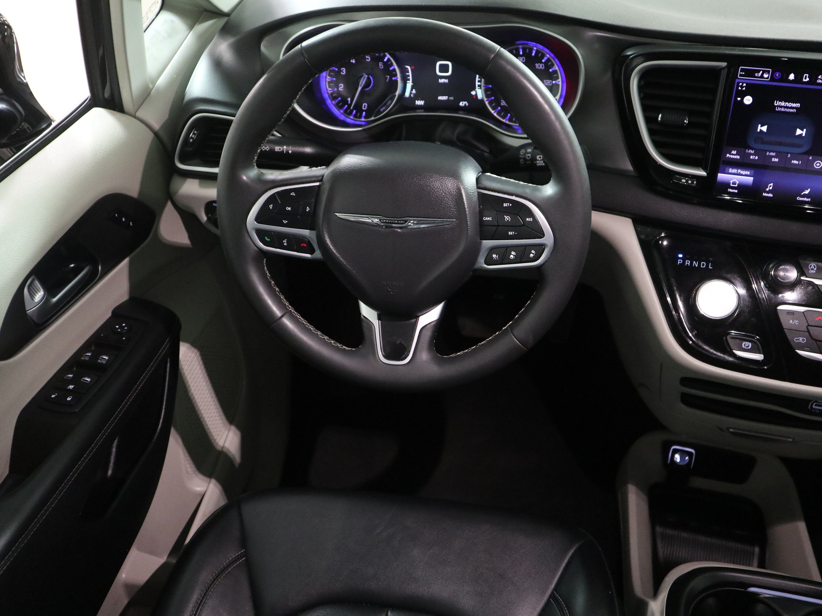 Used 2024 Chrysler Pacifica Touring-L FWD image 16