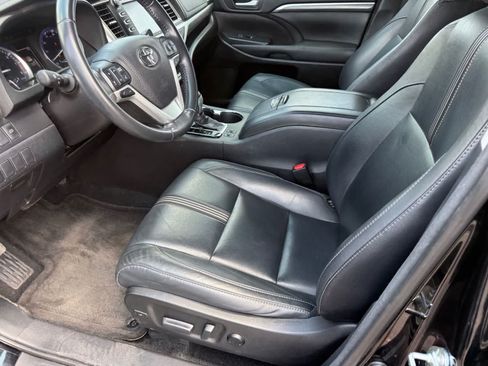 Used 2018 Toyota Highlander SE FWD image 16