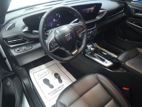 Used 2025 Buick Envista Sport Touring w/ Experience Buick Package FWD image 5