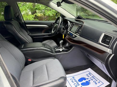 Used 2017 Toyota Highlander Plus w/ Carpet Mat Package AWD/4WD image 15