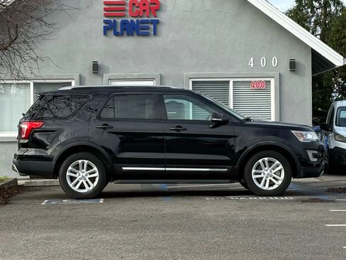 Used 2017 Ford Explorer XLT image 4