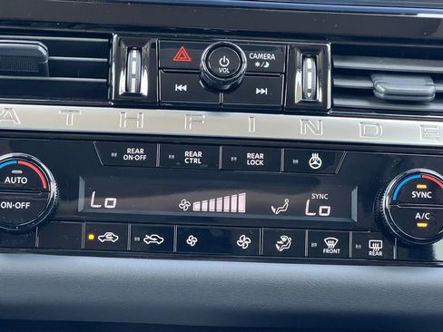 New 2026 Nissan Pathfinder SL image 4