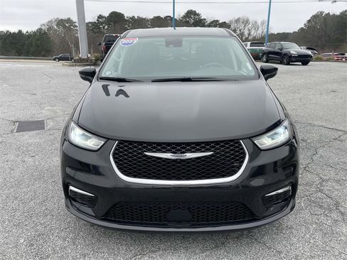 Used 2023 Chrysler Pacifica Touring-L image 8