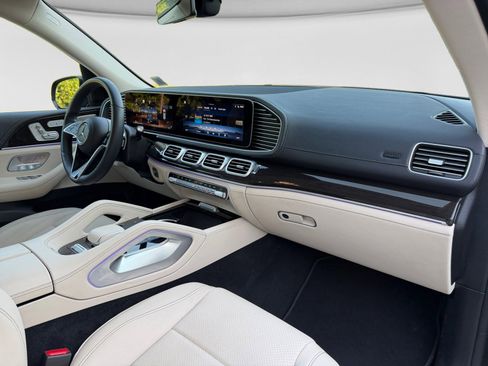 Used 2024 Mercedes-Benz GLS 450 4MATIC image 23