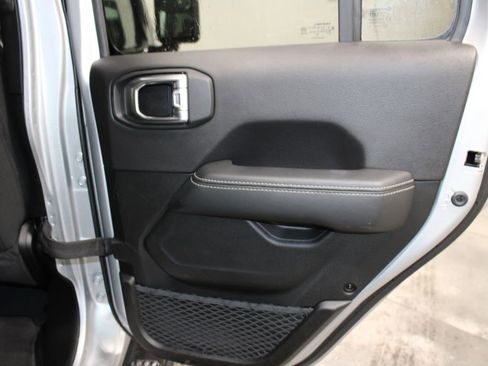 Used 2023 Jeep Gladiator Overland image 32