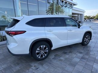 Used 2020 Toyota Highlander XLE AWD/4WD video 2