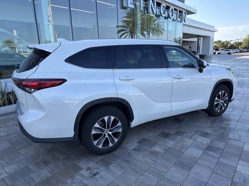 Used 2020 Toyota Highlander XLE AWD/4WD image 2