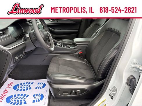 Used 2025 Jeep Grand Cherokee Altitude AWD/4WD image 16