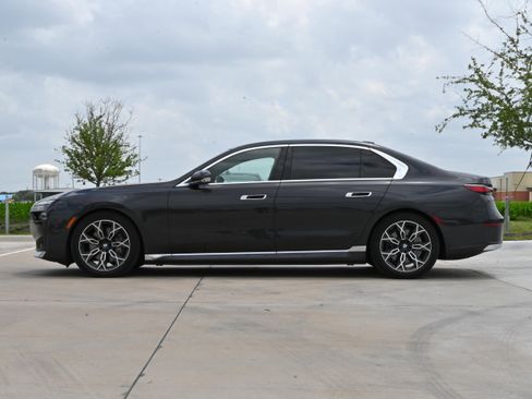 Certified 2024 BMW i7 eDrive50 w/ Executive Package RWD image 6