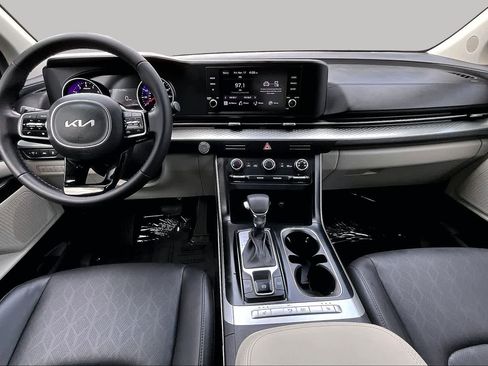 Used 2023 Kia Carnival LX FWD image 15