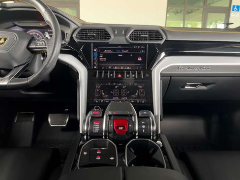 Used 2020 Lamborghini Urus AWD/4WD image 20