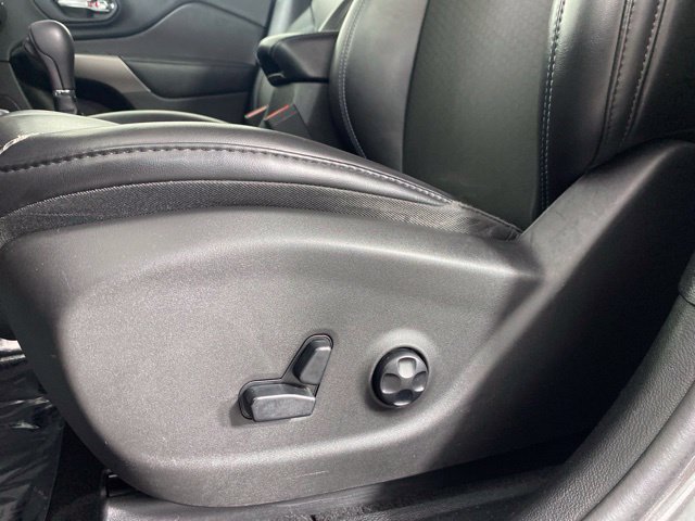Used 2019 Jeep Cherokee Latitude Plus w/ Cold Weather Group AWD/4WD image 18