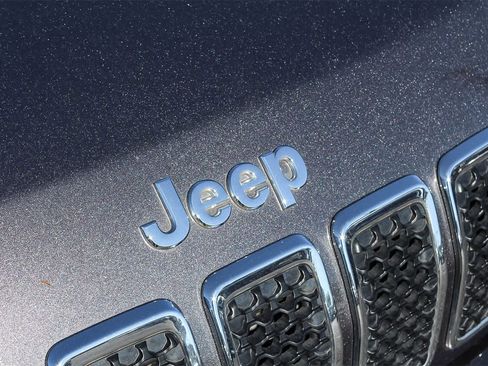 Used 2019 Jeep Cherokee Limited image 16
