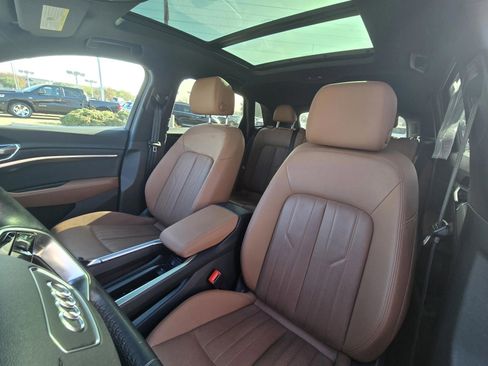 Used 2022 Audi e-tron Premium Plus w/ Premium Plus Package image 19