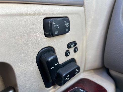 Used 2003 Lincoln Town Car Cartier image 35