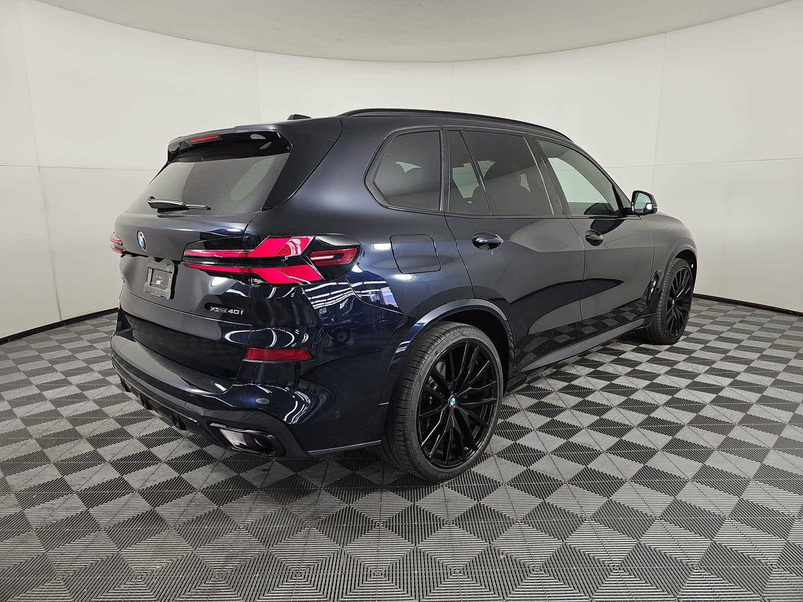 Used 2026 BMW X5 xDrive40i w/ M Sport Package AWD/4WD image 3