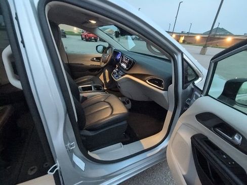 Used 2024 Chrysler Pacifica Touring-L image 3