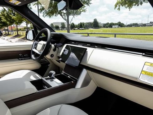 New 2026 Land Rover Range Rover Long Wheelbase SE AWD/4WD image 19
