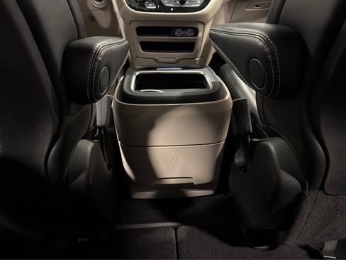 Used 2024 Chrysler Pacifica Touring-L FWD image 37