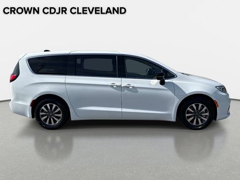 Used 2024 Chrysler Pacifica Limited FWD image 4