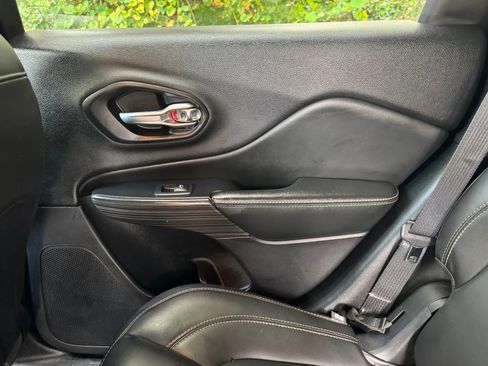 Used 2017 Jeep Cherokee Limited image 13