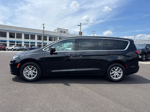 Used 2026 Chrysler Pacifica Select FWD image 2