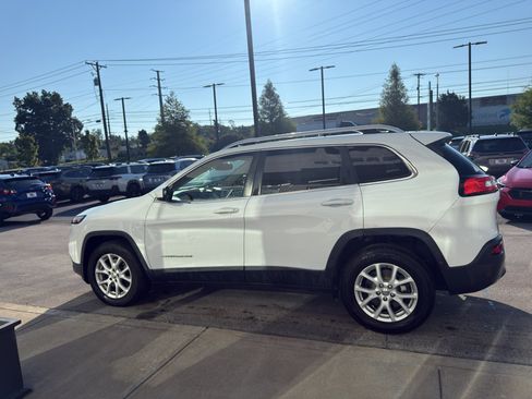 Used 2016 Jeep Cherokee Latitude w/ Cold Weather Group AWD/4WD image 6