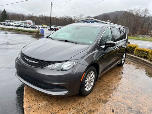 Used 2023 Chrysler Voyager LX image 3