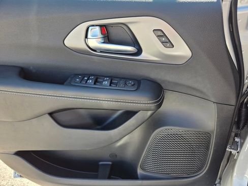 New 2026 Chrysler Pacifica Select FWD image 18