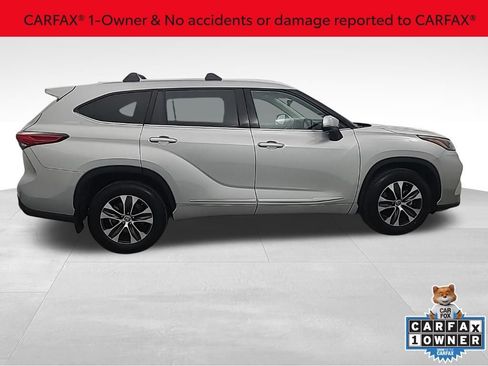 Used 2022 Toyota Highlander XLE image 2