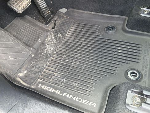 Used 2020 Toyota Highlander XLE FWD image 46