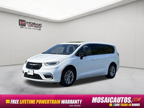 Used 2026 Chrysler Pacifica Limited FWD image 3