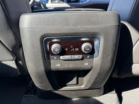 Used 2023 Chevrolet Suburban Premier image 18