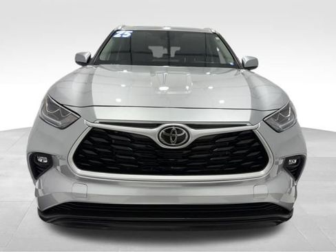 Used 2025 Toyota Highlander Platinum image 8