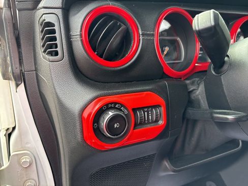 Used 2018 Jeep Wrangler Unlimited Sahara image 21