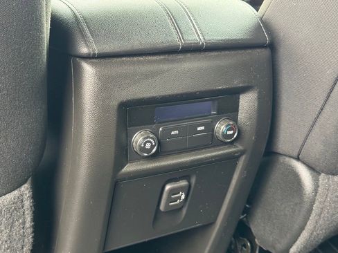 Used 2023 Chevrolet Traverse LT image 16