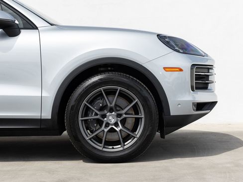 Certified 2025 Porsche Cayenne AWD/4WD image 11