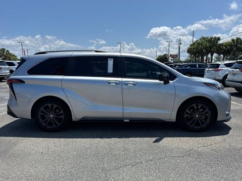 Used 2023 Toyota Sienna XSE FWD image 2