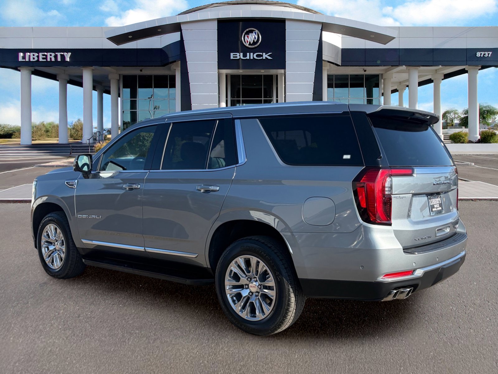Used 2025 GMC Yukon Denali RWD image 8