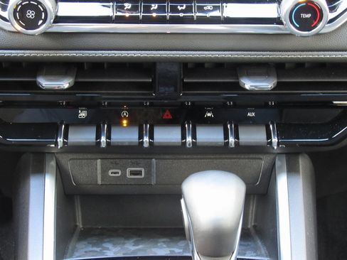 Used 2024 Chevrolet Colorado LT image 28