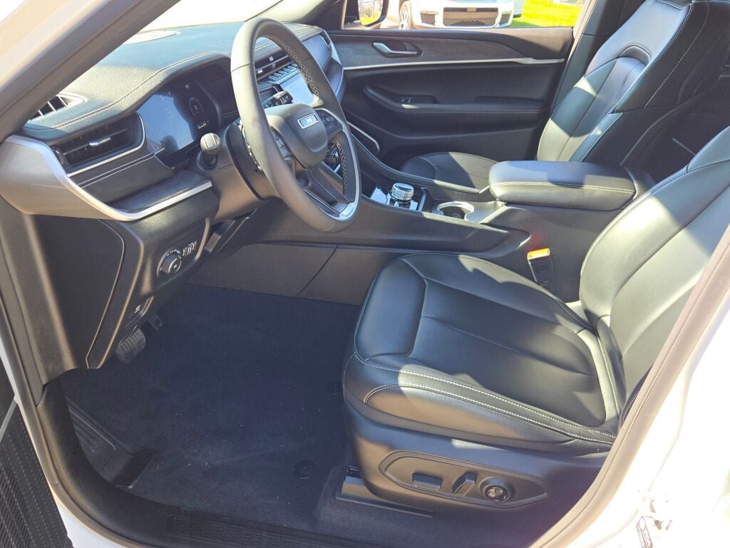 Certified 2025 Jeep Grand Cherokee L Limited w/ Black Appearance Package AWD/4WD image 28