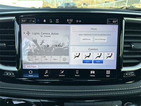 Used 2023 Chrysler Pacifica Touring image 21