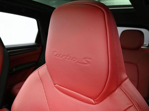 Used 2022 Porsche Cayenne Turbo S image 8
