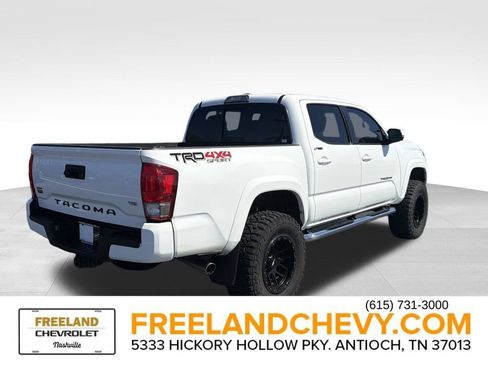 Used 2017 Toyota Tacoma TRD Sport w/ Tow Package (A/T) image 3