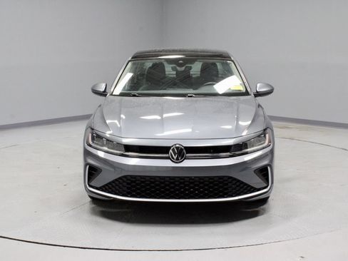 Used 2025 Volkswagen Jetta SE FWD image 5