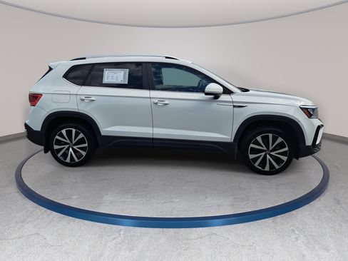 Used 2022 Volkswagen Taos SE FWD image 4