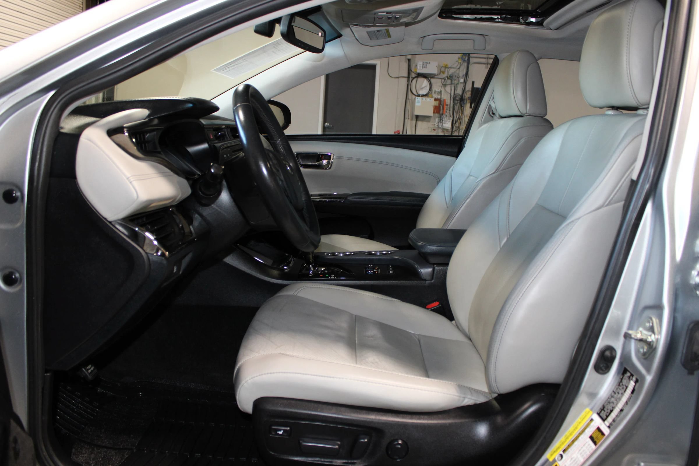 Used 2015 Toyota Avalon Limited w/ Technology Package FWD image 8