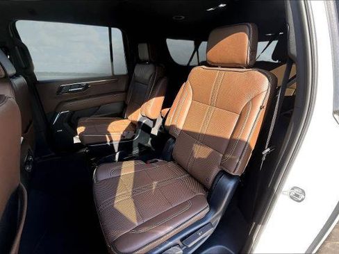 Used 2025 Chevrolet Suburban High Country image 22