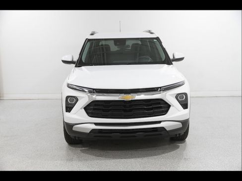 Used 2024 Chevrolet TrailBlazer LT w/ LT Cold Weather Package AWD/4WD image 2